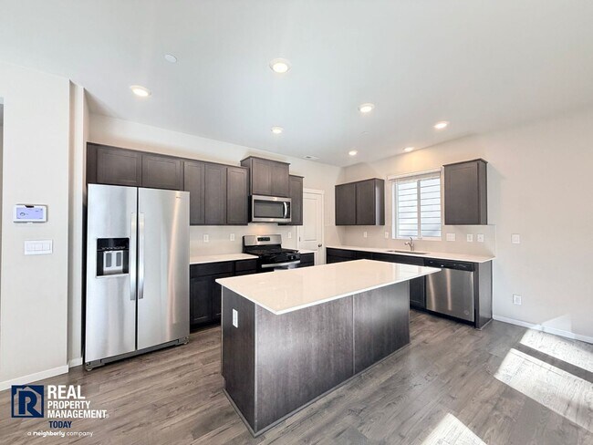 Foto del edificio - Stunning 4-Bedroom Home with Mount Rainier Views in Rainier Ridge!