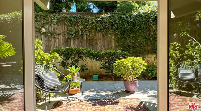 Building Photo - 532 N Rossmore Ave