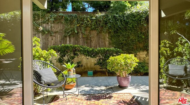 Foto del edificio - 532 N Rossmore Ave