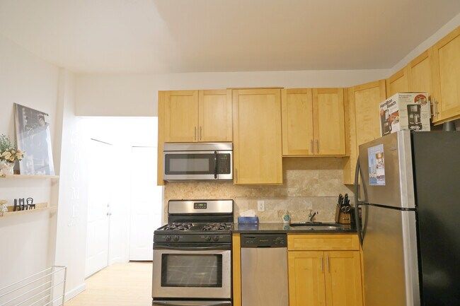 Foto del edificio - 118 Corbin Ave
