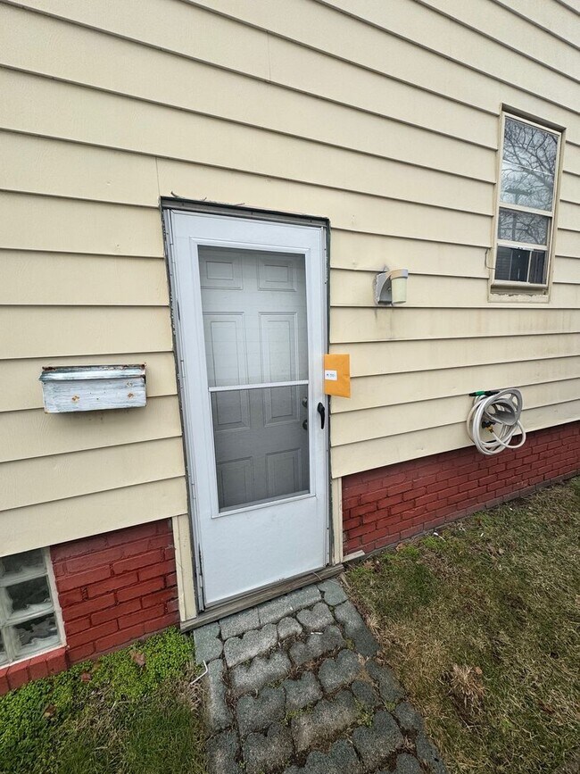 Building Photo - 3 Bed 1 Bath Single Family Home