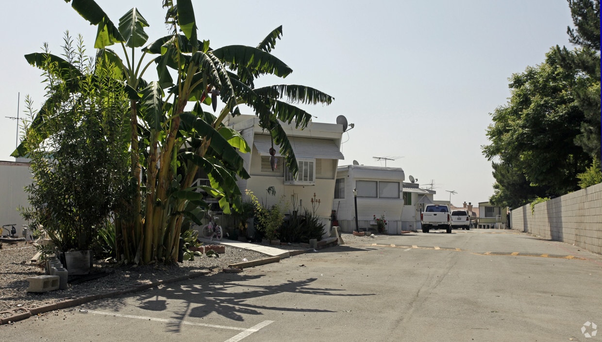 Building Photo - 955 Inland Center Dr