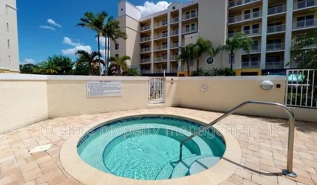 Foto del edificio - 1200 Country Club Dr