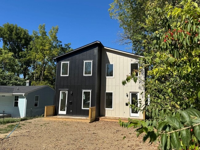 Foto del edificio - Brand new luxury townhome on the eastside....