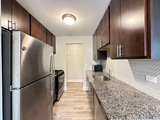 Building Photo - 533 W Surf St