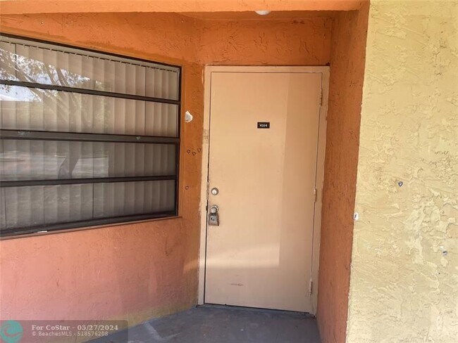 Foto del edificio - 4164 Lakeside Dr