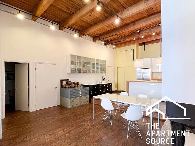 Primary Photo - 1115 W Armitage Ave