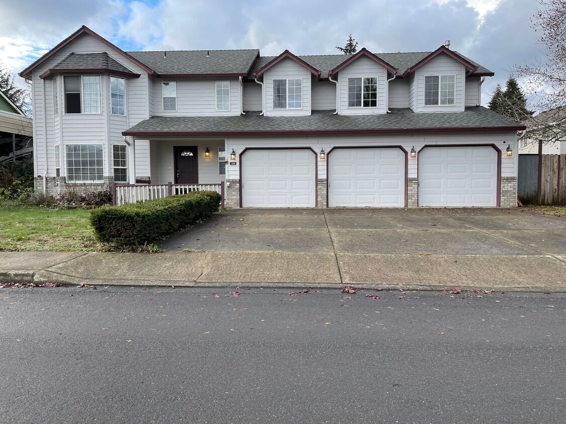 Foto principal - Spacious 5 Bedroom Home! Granite Counters!...