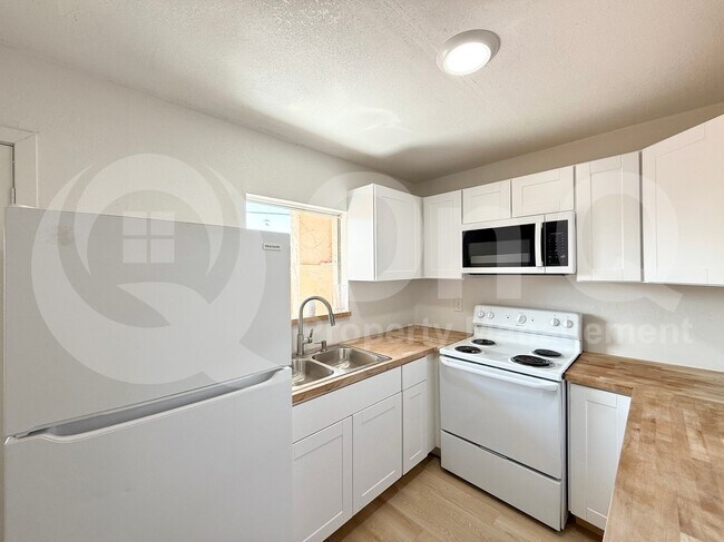 Building Photo - 3526 W Dunlap Ave