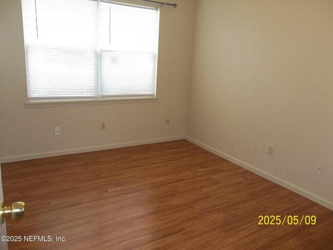 Building Photo - 255 Leatherleaf Dr