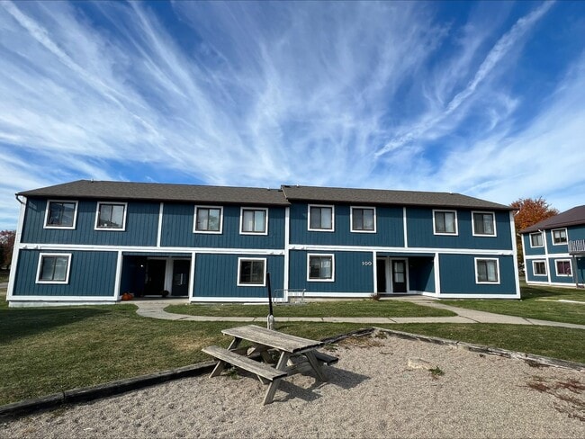 Building Photo - Near Local Shops and Restaurants