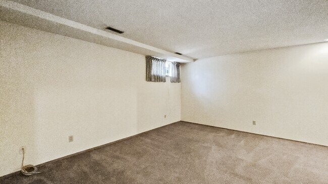Building Photo - 49 Range Gardens NW