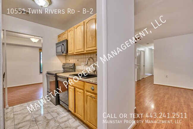 Building Photo - 2 Bedroom Condo W/ Sunroom!