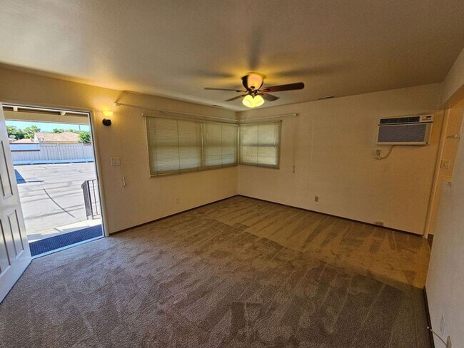 Building Photo - RETIREMENT COMMUNITY 2 Bed/1 Bath PLUS Gar...