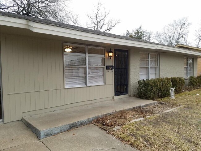 Building Photo - 1702 E William Joel Bryan Pkwy