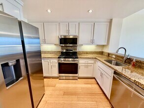 Building Photo - 301 Crescent Ct