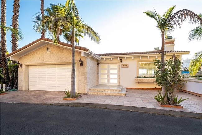Building Photo - 2019 Sunset Plaza Dr