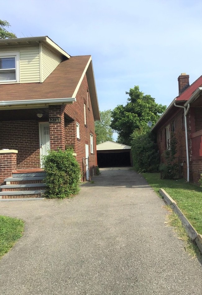 Building Photo - Remodeled 3 bedroom. Self-Tour TODAY!