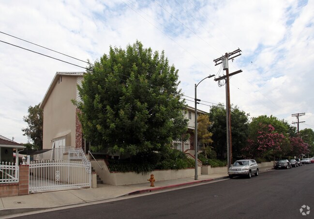 Foto principal - 8741 Darby Ave