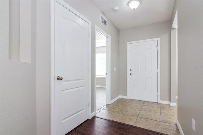 Building Photo - 6823 Glenbrook Dr