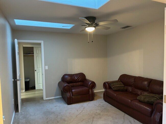 Foto del edificio - 2407 S Rocking Horse Ln