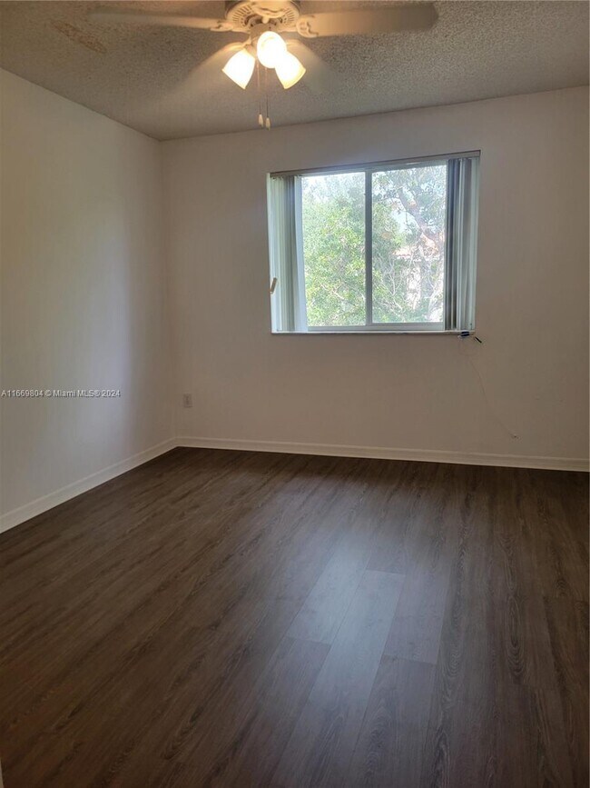 Foto del edificio - 440 S Park Rd