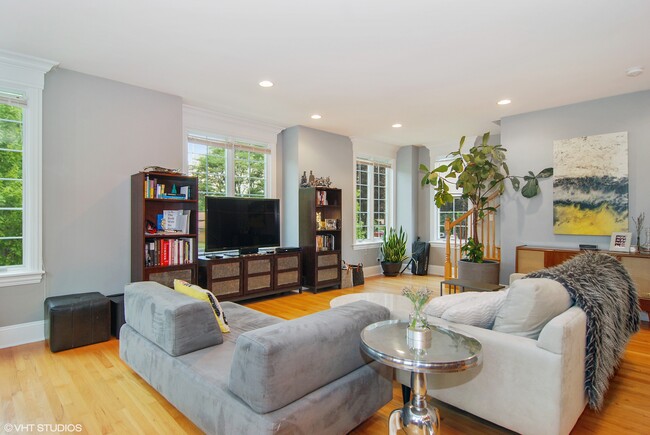 Building Photo - Modern 2bd/2.5ba Townhouse with Fantastic,...