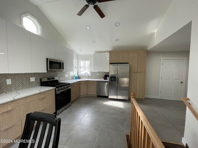 Building Photo - 20 Roslyn Dr