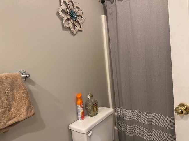 Building Photo - Great Location Great Value