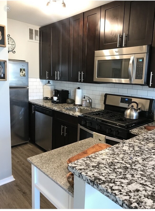 Foto del edificio - 1 E Scott St