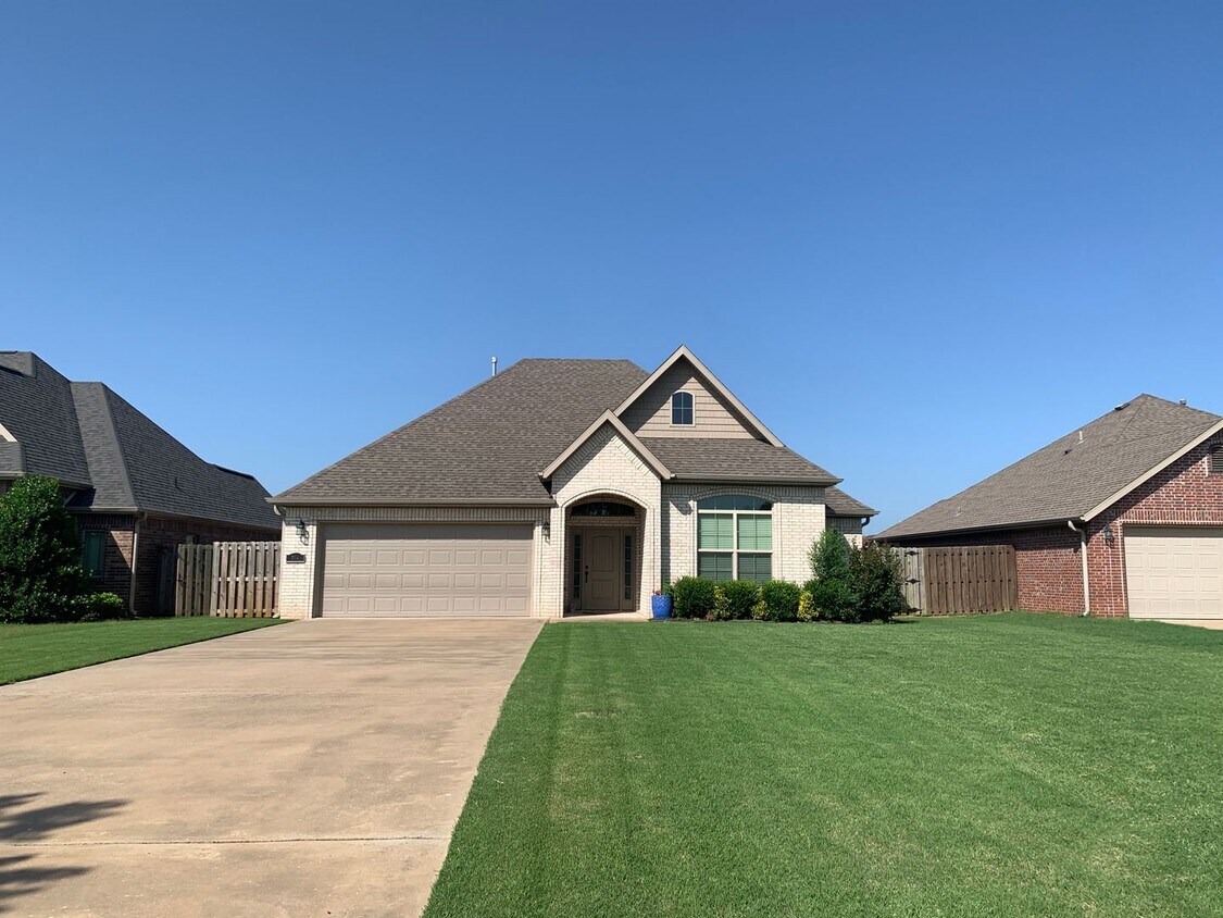 Primary Photo - Large 3Bedroom 2 Bathroom for Rent in Bent...