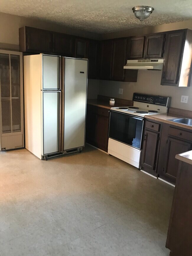 Kitchen - 5270 Lee St