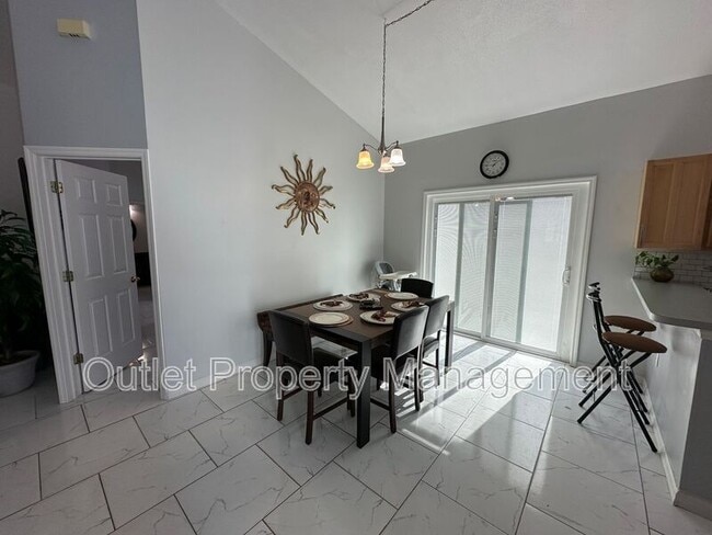 Foto del edificio - 645 Majesty Dr