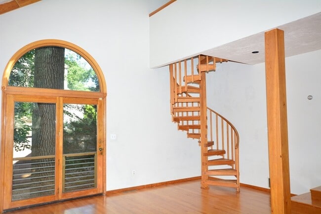 Building Photo - 280 Lakewood Dr