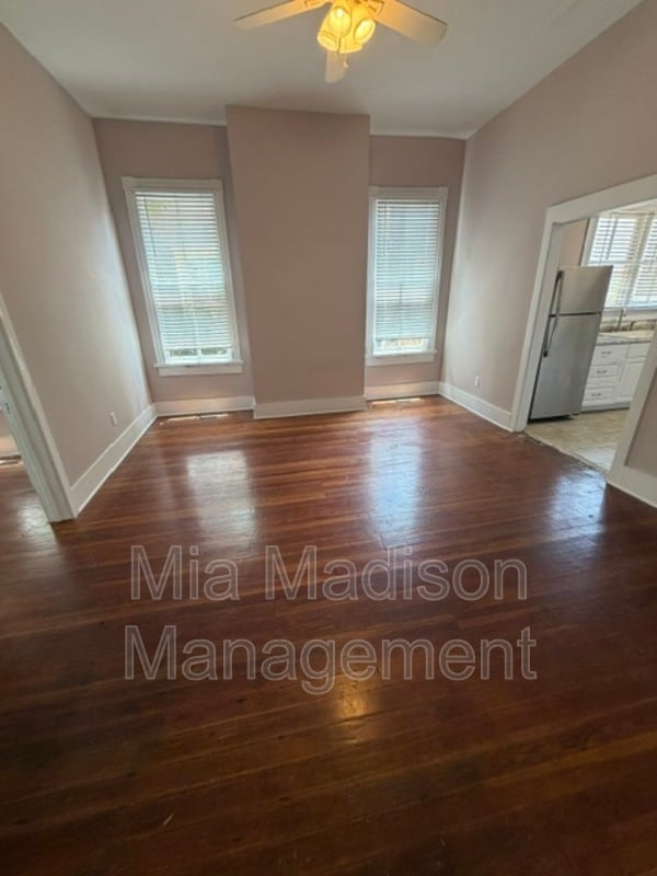 Building Photo - 305 W 39th St