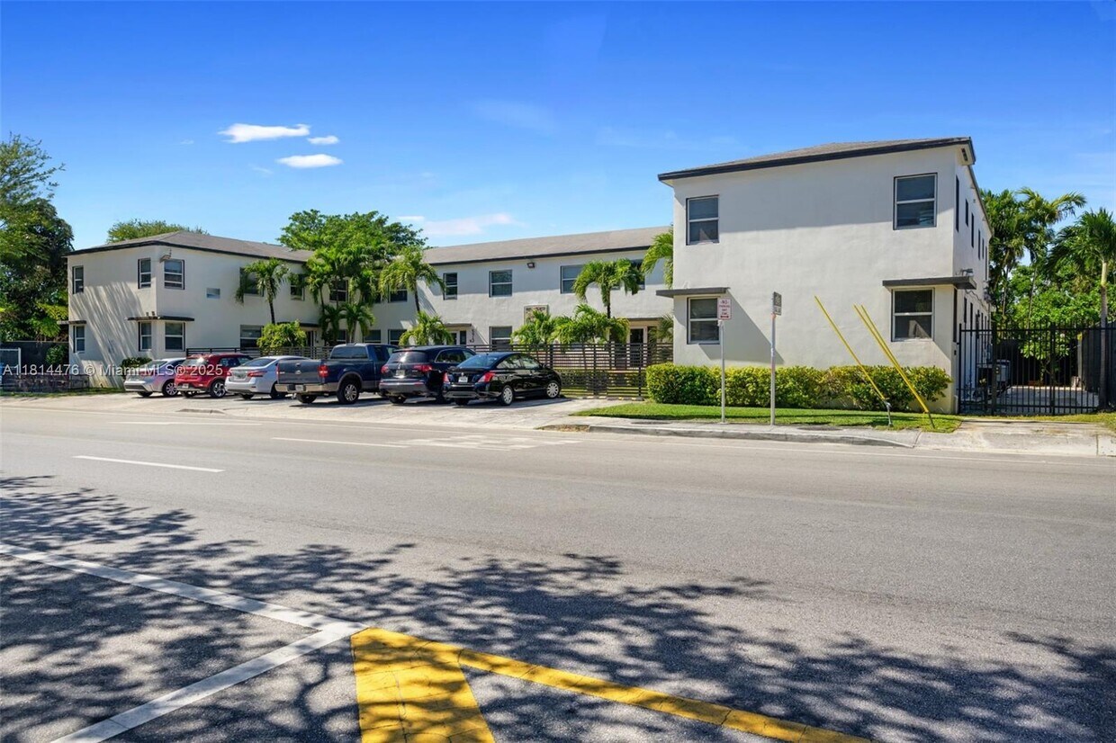 Foto principal - 577 NE 82nd St
