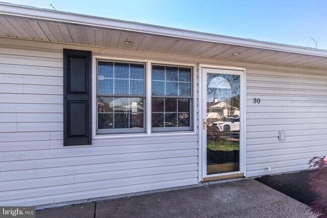 Building Photo - 30 Primrose Ln
