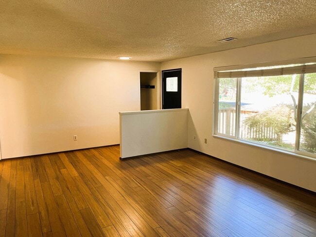 Foto del edificio - HALF OFF OF FIRST MONTH'S RENT! Beautifull...