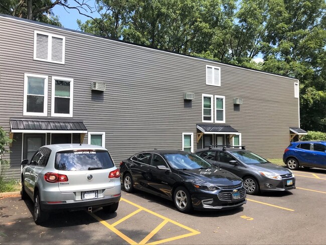 Foto del edificio - 528 Tallmadge Rd