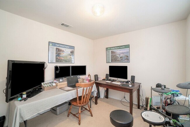 Building Photo - 1327 Primrose Dr