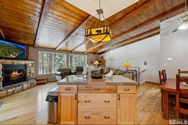 Foto del edificio - Large quiet condo backs to the forest