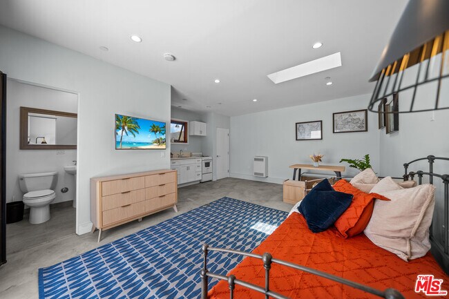 Foto del edificio - 12534 Gilmore Ave