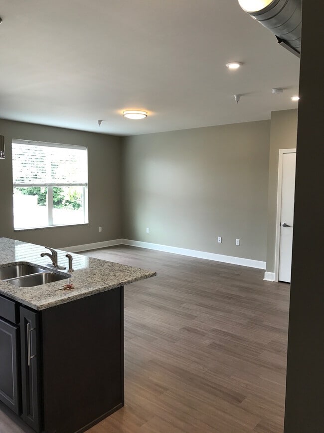 Building Photo - 12 E Carpenter St