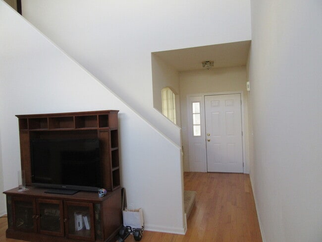 Building Photo - 440 E Thornhill Ln