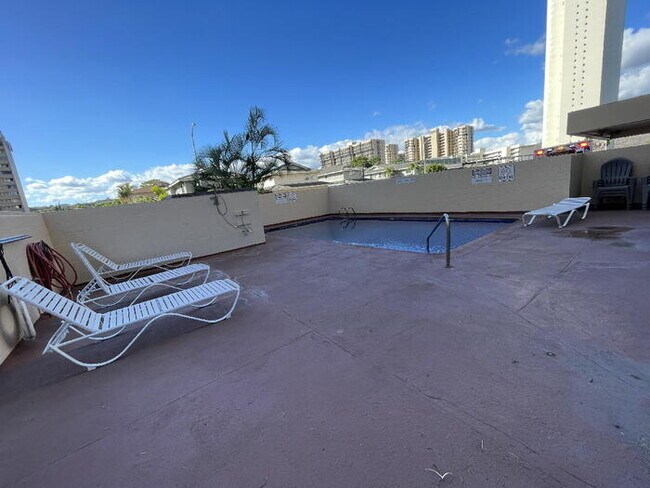 Building Photo - LAKESIDE WEST 1/1/1 sec, A/C, D/W, W/D, pool