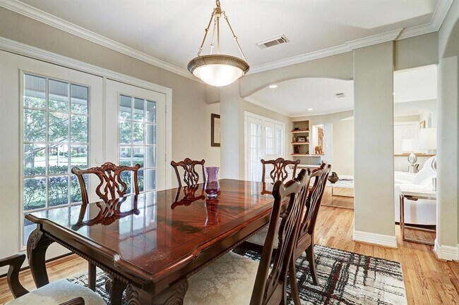 Building Photo - 10118 Cliffwood Dr