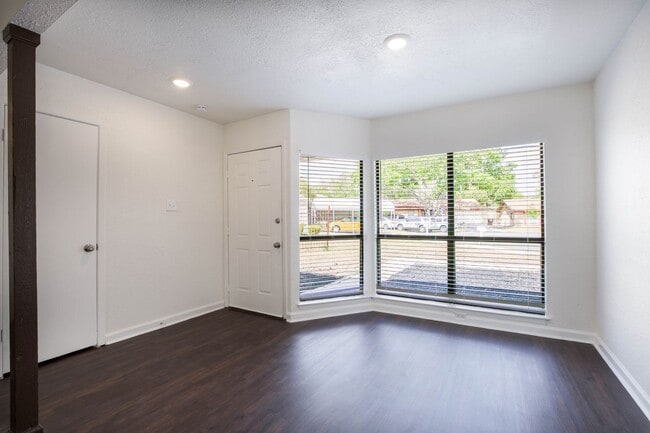 Foto del edificio - 7506 Lincoln Village Dr