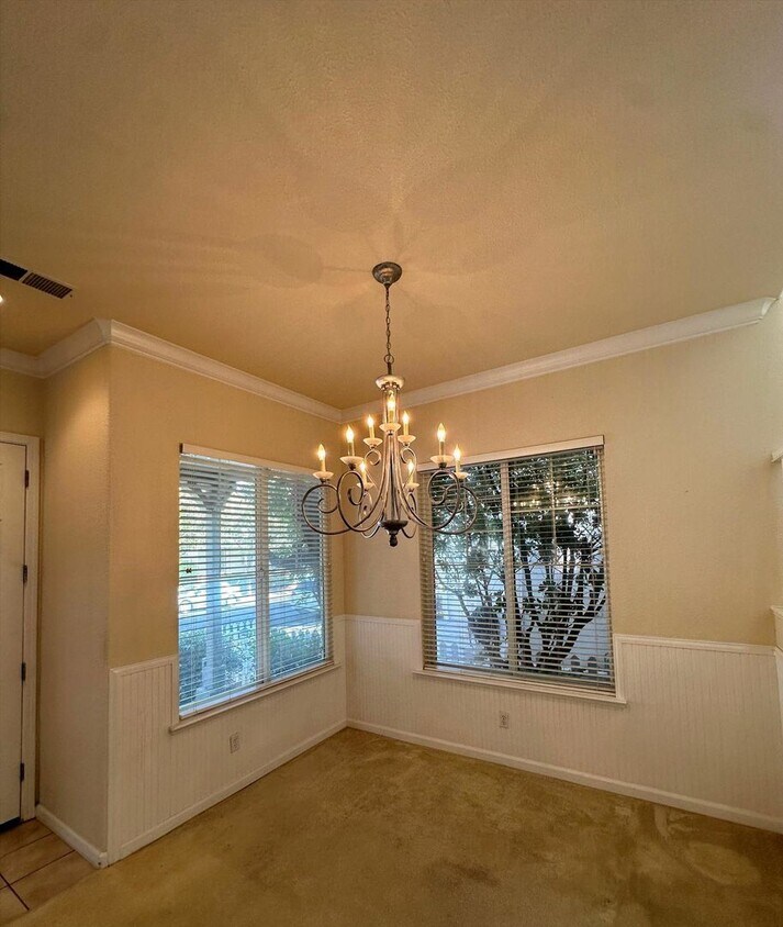 Foto del edificio - COMING SOON! Charming 4-bedroom, 2.5-bathr...