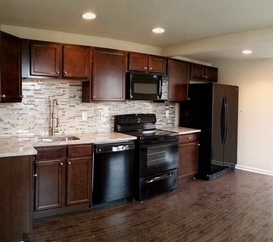 Foto principal - 1155 W Cross St