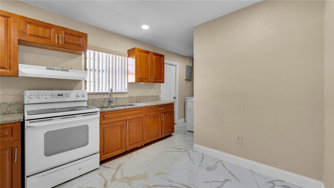 Foto del edificio - 2411 NW 208th St